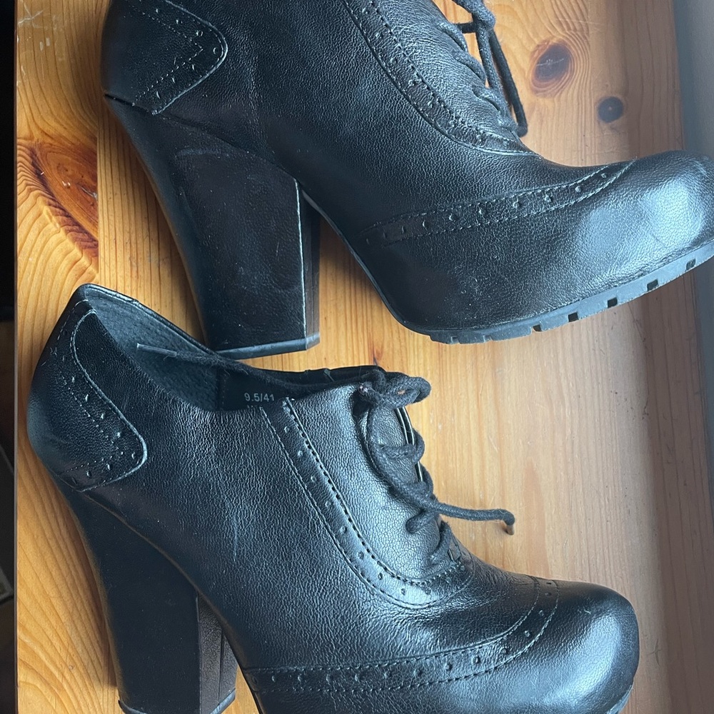 Platform Kork-ease. Super comfy!! Worn once. Size is 9.5 but fits more like a 9
